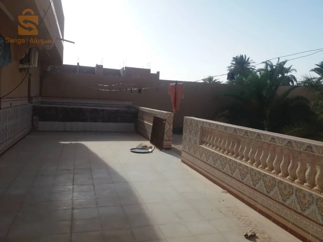 فيلا للبيع بالحمادين بلدية المقرن 15/30متر فيها خمس غرف وثلاث حمامات وحديقة ومستودع كبير