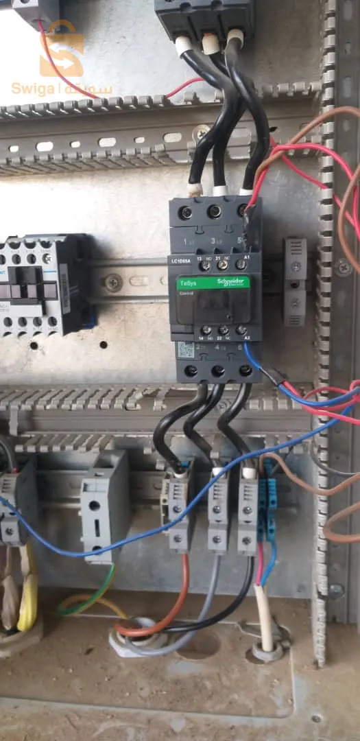 كهربائي في مجال  الكهرباء الصناعية