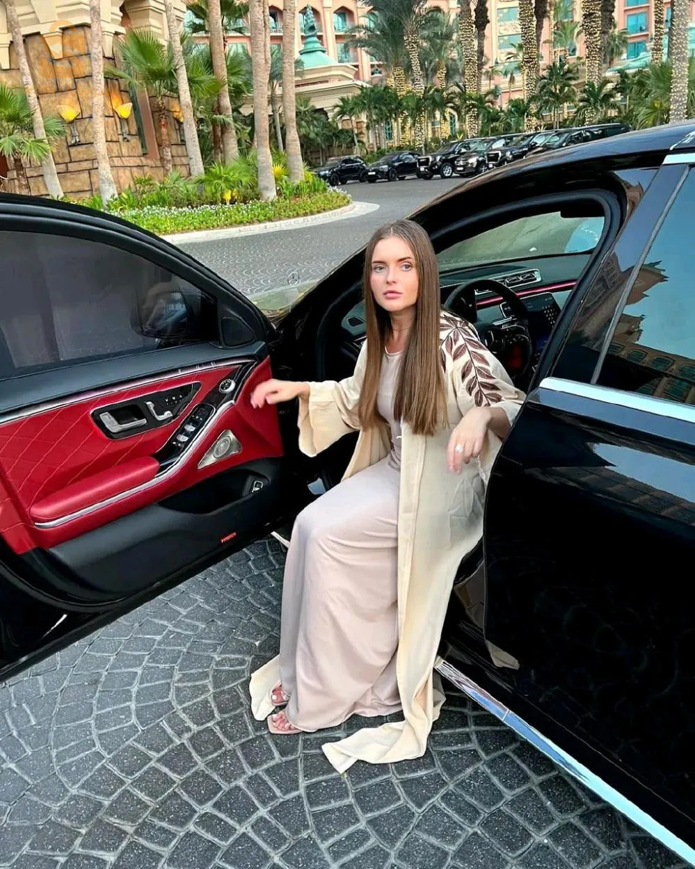 عباية الريشة + فستان داخلي