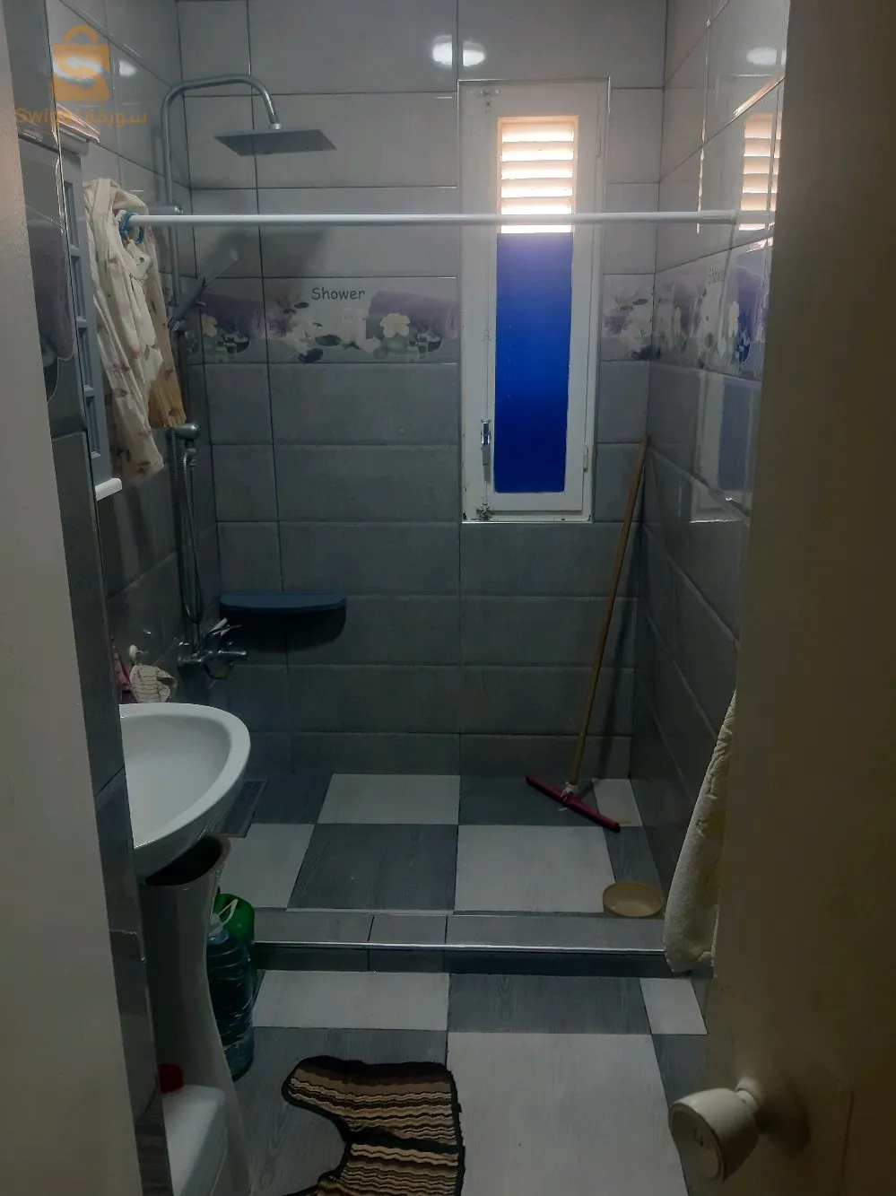 شقة طابق 4 و اخير  منظر رائع يطل على المدينة و البحر و الميناء  جورة ممتازة  توفى كل ملتزمات  المعيشة  و 
Parking امام العمارة