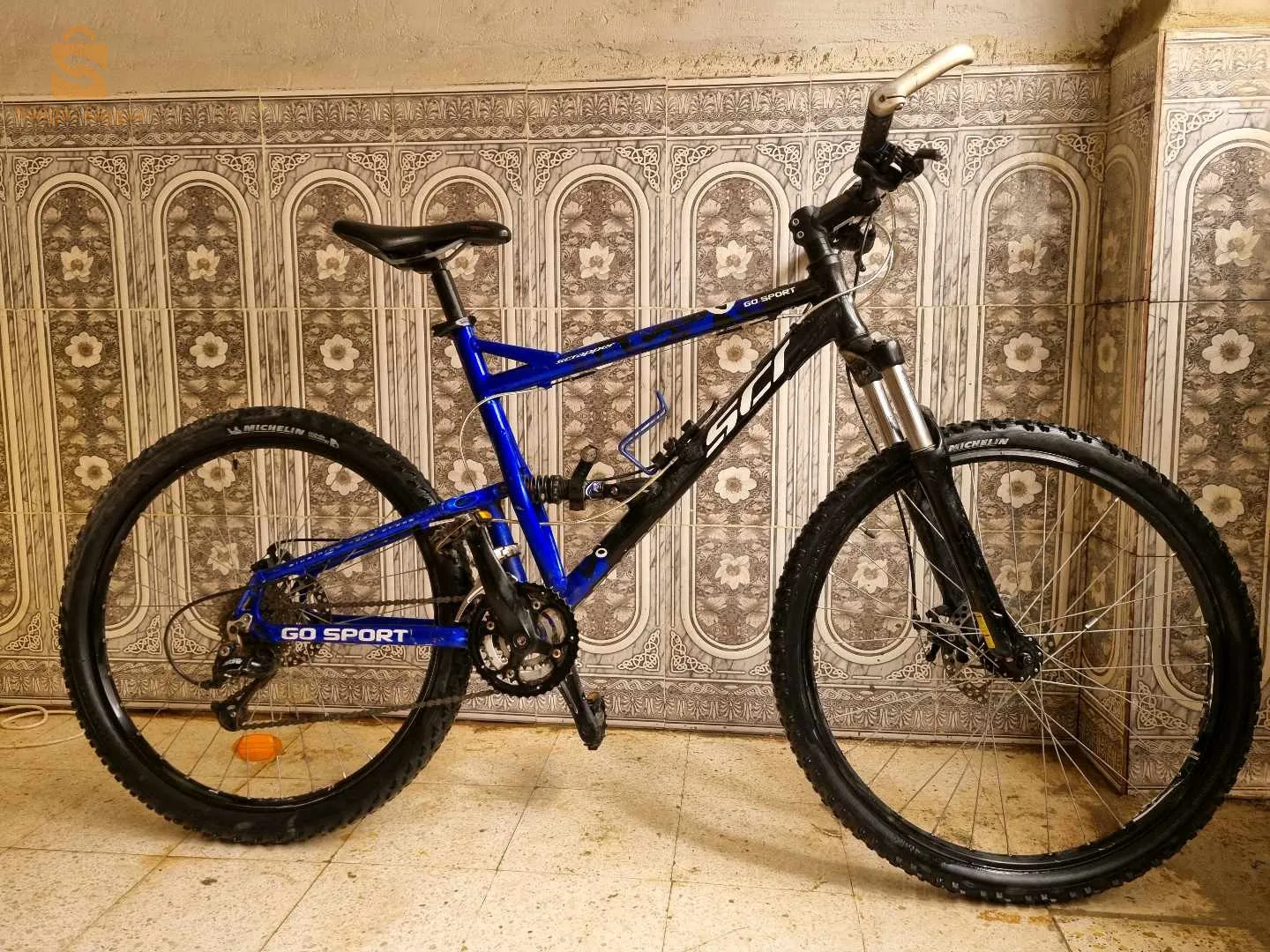 vélo de montagne 
marque scraper 
tt est d'origine 
avec une double suspension 
et frêne disque 
des pneus Michelin 
vitesse 9/3 chimano 
nmr: 0781682599