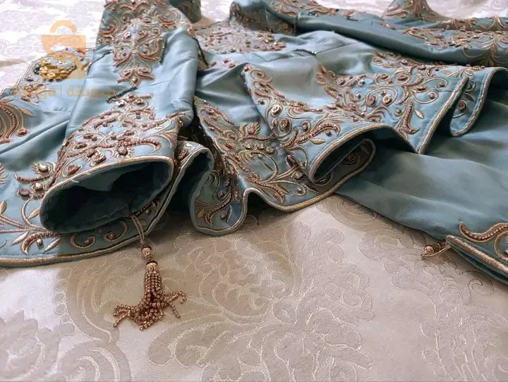 كيما وعدتكم نوفي بوعدي 💍🥀
اذا مدرتيش هدا في تصديرتك غير مكلاه تقوليلهم موتو 🤭🤭😂
كراكو مودال لي راهو داير حالة 
شعرة حرة وعقاش حر مخيط خيط وبرا 
قماش كاين 4 انواع 
قطيفة جبوناز وستان وكراب سعر 3ملاين وتوصيل مجاني 
قطيفة المون 38000دج وتوصيل مجاني 
الالوان 
نواغ وقرونة وغوز فوشيا وبلو غوا وبلونوي وباج غوزي واحمر واخضر وفاغ دو وبلو بترولي