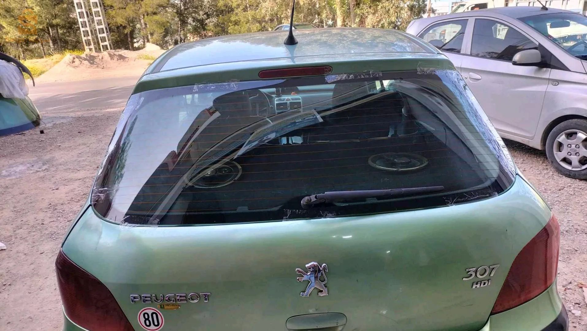 بيع وتركيب جميع انواع زجاج السيارات والشاحنات. 0555141259