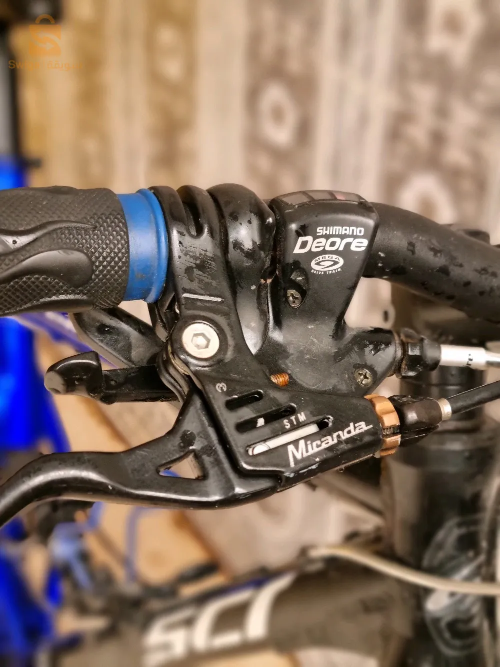 vélo de montagne 
marque scraper 
tt est d'origine 
avec une double suspension 
et frêne disque 
des pneus Michelin 
vitesse 9/3 chimano 
nmr: 0781682599