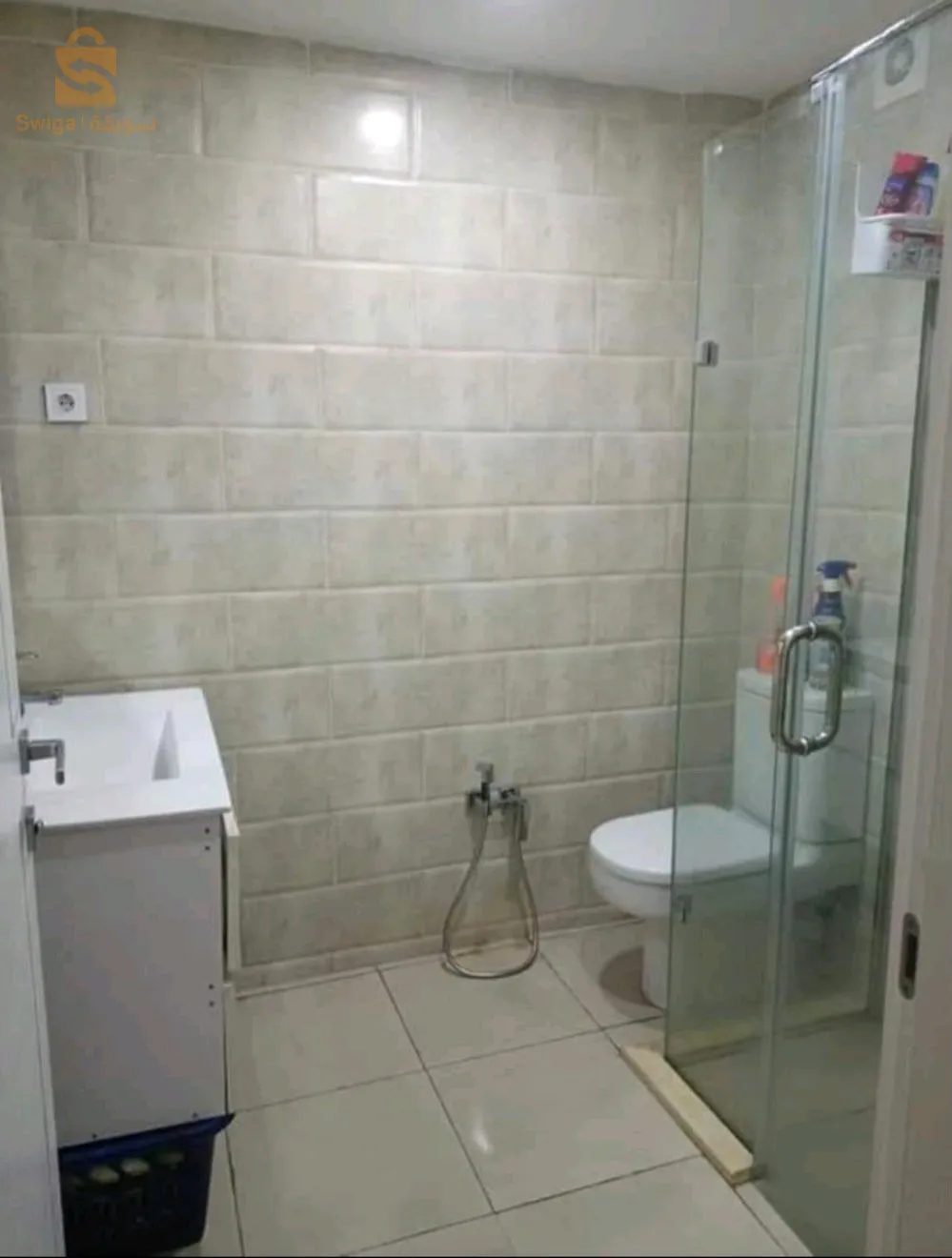 n appartement à  vendre dans une résidence sécurisée avec  3 ascenseurs surveillée h24 dans un endroit près de toute commodités située sur boulevard mekki Khalifa rond point cherfaoui ,l'appartement  est  composé de 4 chambres chacune est climatisée avec radiateur  ,la cuisine semi équipée,la chambre parentale  est avec salle de bain .pour plus d'information veuillez  appeller au 0798461432