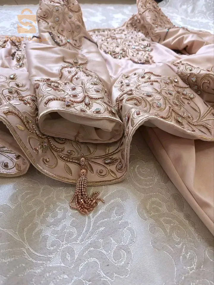 كيما وعدتكم نوفي بوعدي 💍🥀
اذا مدرتيش هدا في تصديرتك غير مكلاه تقوليلهم موتو 🤭🤭😂
كراكو مودال لي راهو داير حالة 
شعرة حرة وعقاش حر مخيط خيط وبرا 
قماش كاين 4 انواع 
قطيفة جبوناز وستان وكراب سعر 3ملاين وتوصيل مجاني 
قطيفة المون 38000دج وتوصيل مجاني 
الالوان 
نواغ وقرونة وغوز فوشيا وبلو غوا وبلونوي وباج غوزي واحمر واخضر وفاغ دو وبلو بترولي