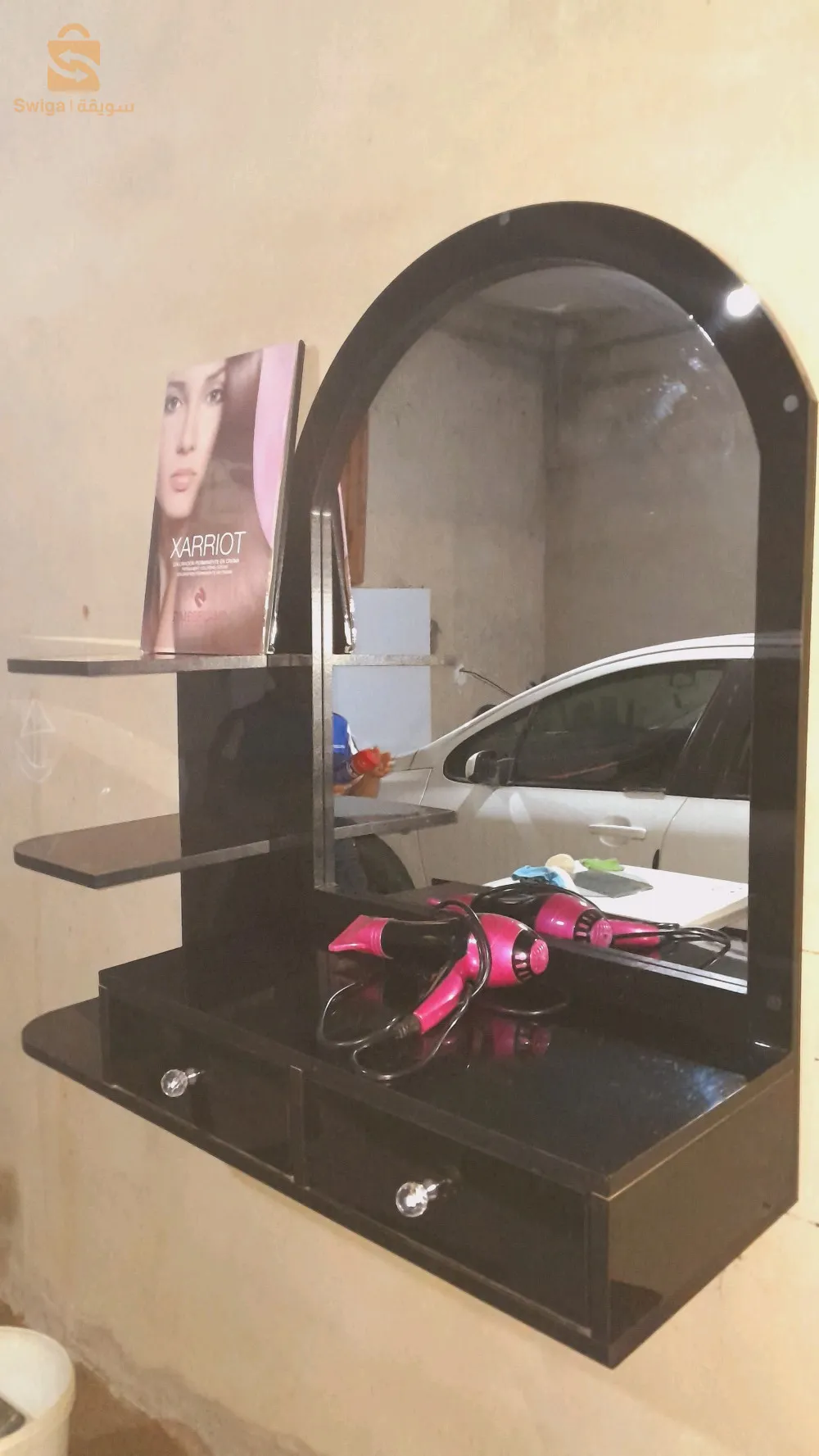 طاولة حلاقة للنساء