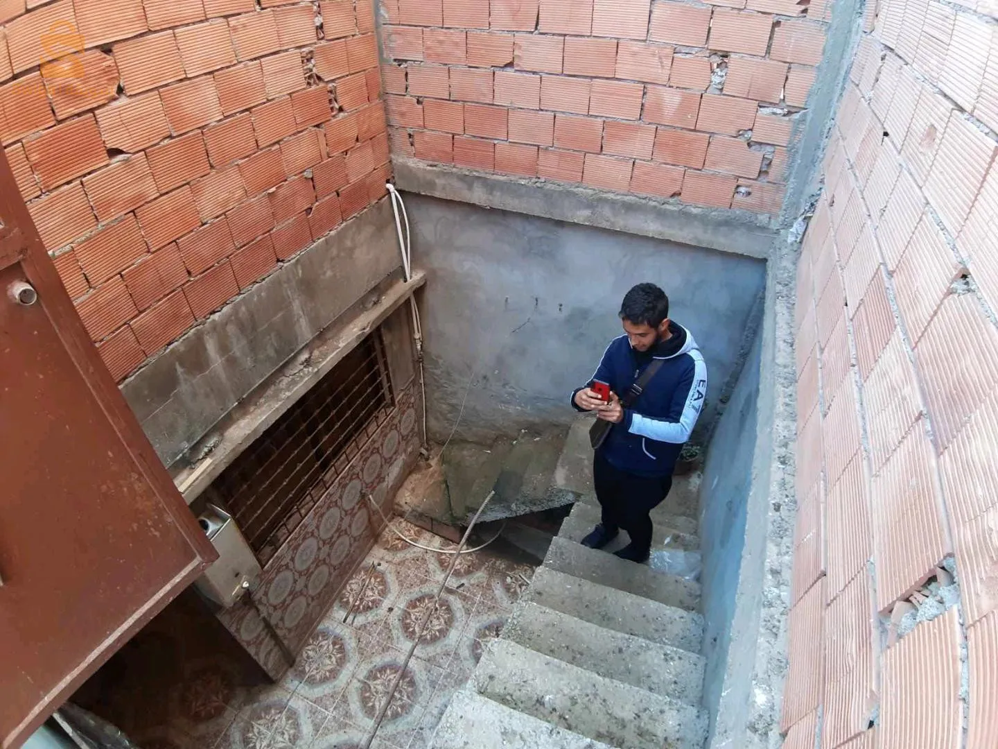 غرفتين و مطبخ و حوش و دوش  و سطح بمساحة 90m ² موجودة بوهران ب عين البيضاء و للبيع