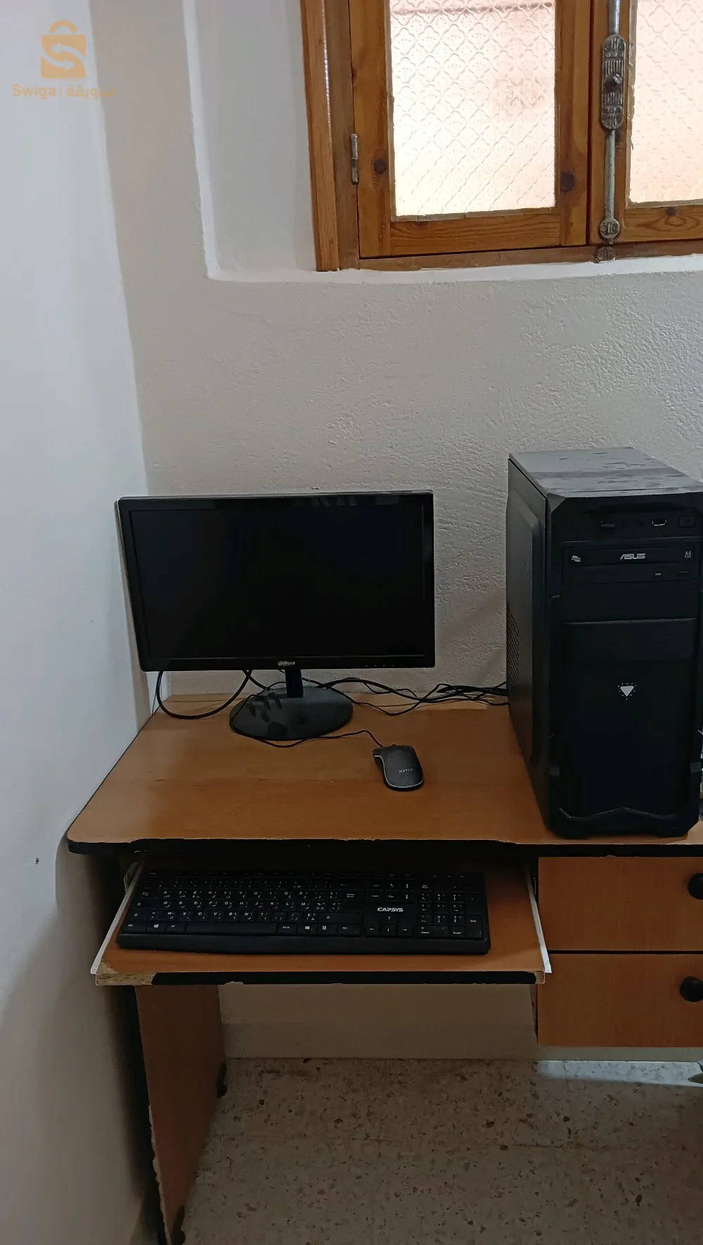 ميكرو طابلة. مع شاشة ومستلزمات