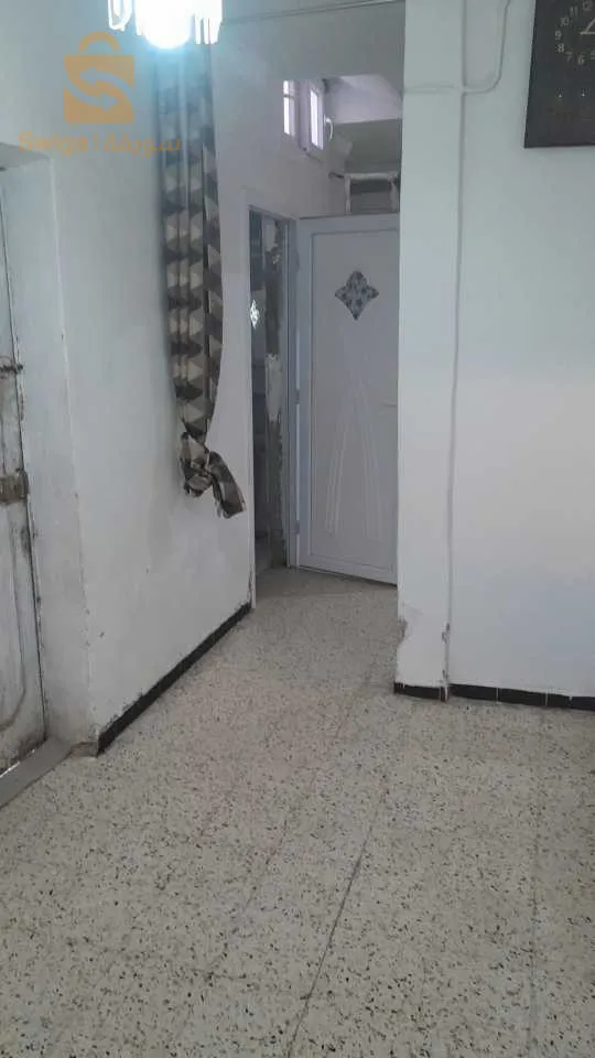 منزل للبيع بجانبثانوية النعمان بن بشير الشريعة مساحتها 170متر جميع المرافق قريبة ثانوية متوسطة ابدائية مسجد البلاد قريبة 
يتكون المنزل من 
3غرف نوم
مطبخ
صالة 
هول 
حوش خ
دوش ومرحاض
دوش داخل الغرفة