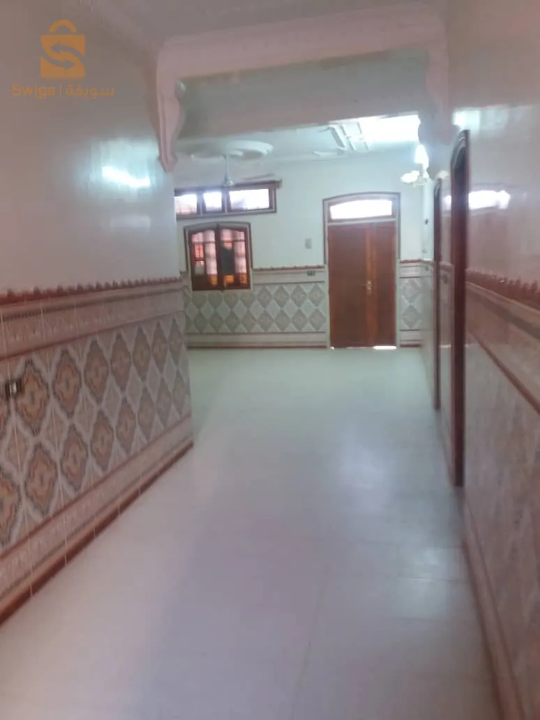 فيلا للبيع بالحمادين بلدية المقرن 15/30متر فيها خمس غرف وثلاث حمامات وحديقة ومستودع كبير