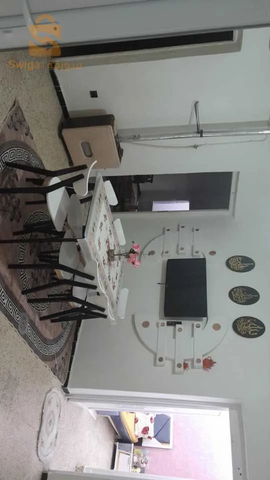 منزل للبيع بجانبثانوية النعمان بن بشير الشريعة مساحتها 170متر جميع المرافق قريبة ثانوية متوسطة ابدائية مسجد البلاد قريبة 
يتكون المنزل من 
3غرف نوم
مطبخ
صالة 
هول 
حوش خ
دوش ومرحاض
دوش داخل الغرفة