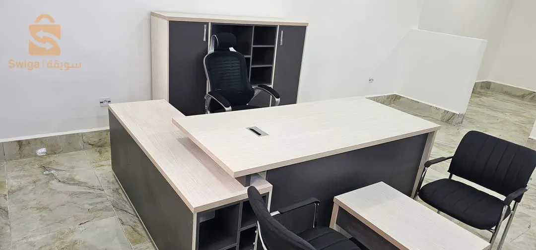 bureau est chaise disponible