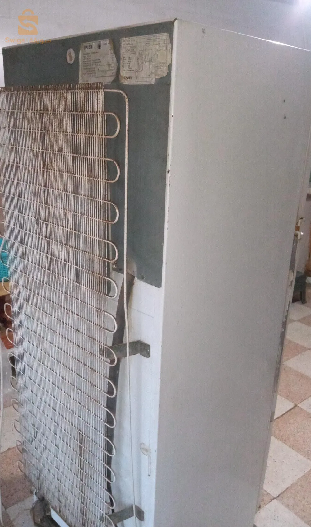 réfrigérateur ثلاجة من نوع اينيام مستعملة في المنزل ، بحالة جيدة ، فيها مشكل خفيف مديرش لاقلاص