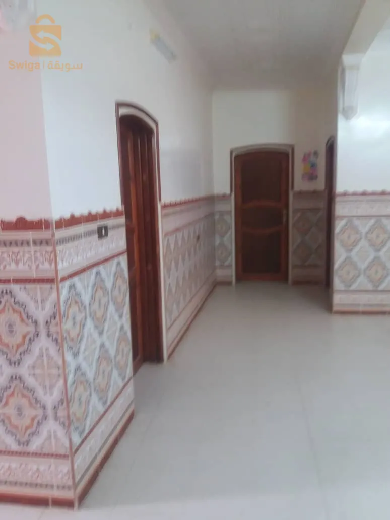 فيلا للبيع بالحمادين بلدية المقرن 15/30متر فيها خمس غرف وثلاث حمامات وحديقة ومستودع كبير