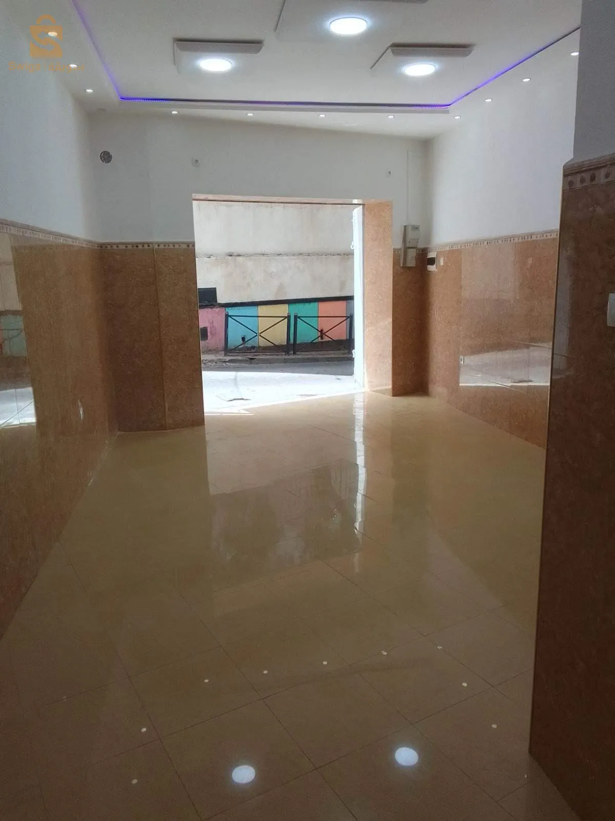 Local Semi Commercial Très Propre avec sous sol Alger Centre