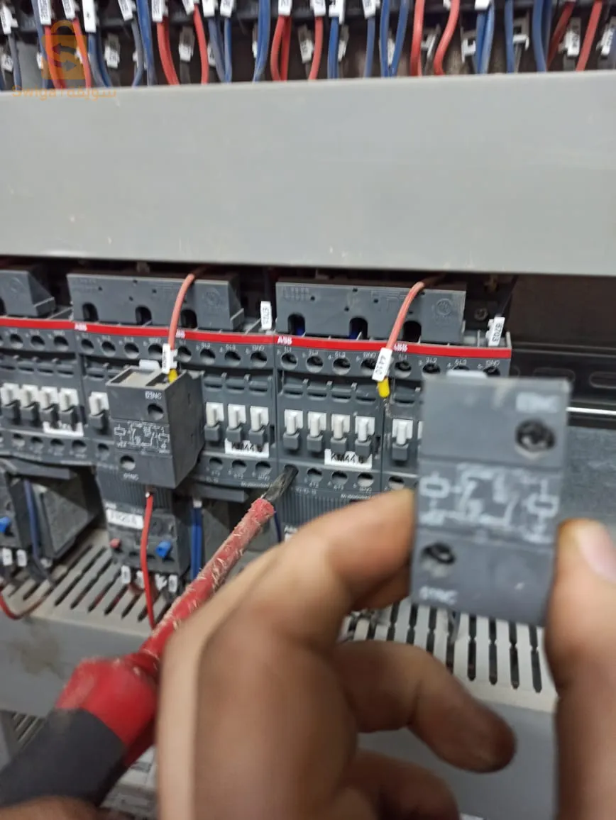 كهربائي في مجال  الكهرباء الصناعية