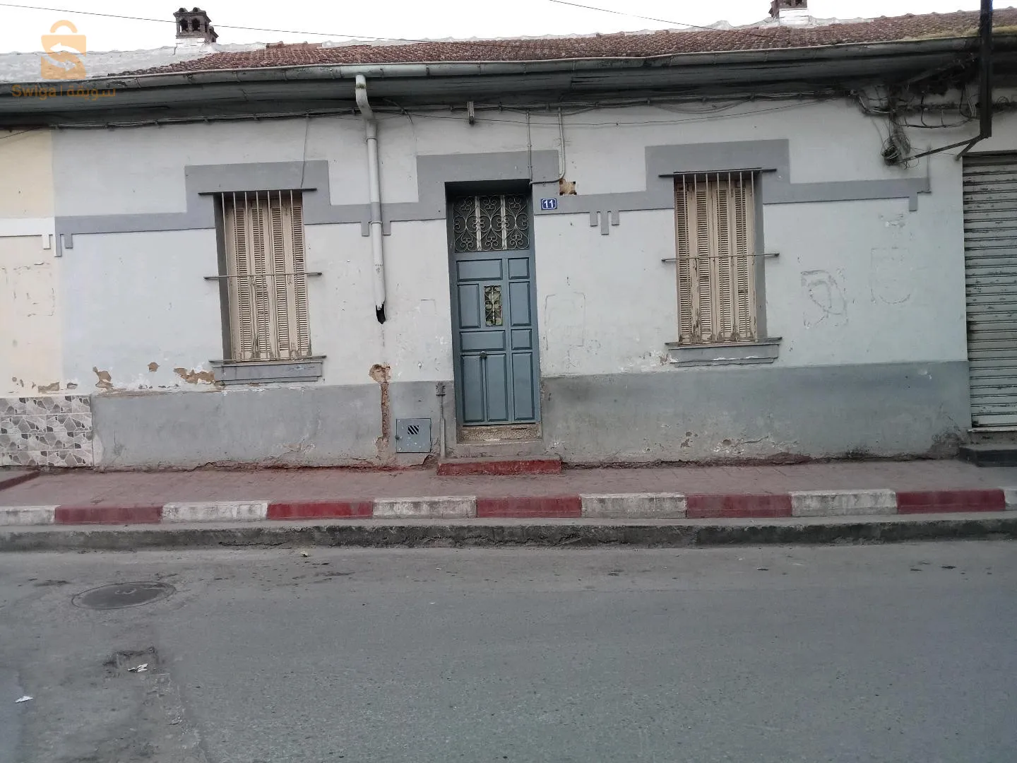 مسكن قابل للتحويل الى تلات محلات تجارية بدفتر عقاري في وسط مدينة المدية