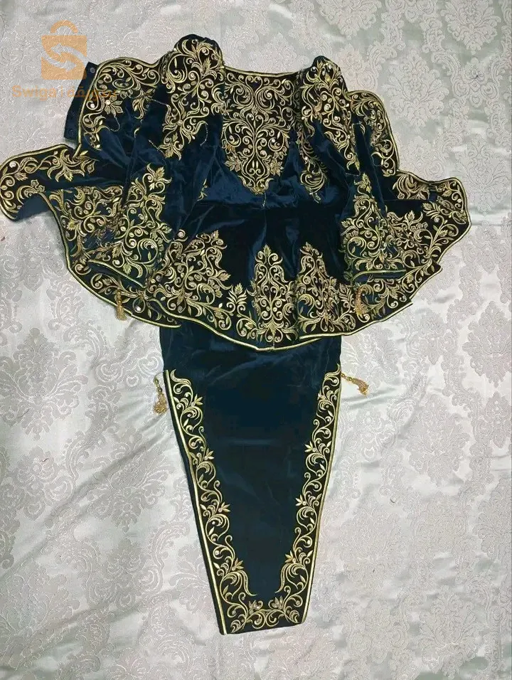 كيما وعدتكم نوفي بوعدي 💍🥀
اذا مدرتيش هدا في تصديرتك غير مكلاه تقوليلهم موتو 🤭🤭😂
كراكو مودال لي راهو داير حالة 
شعرة حرة وعقاش حر مخيط خيط وبرا 
قماش كاين 4 انواع 
قطيفة جبوناز وستان وكراب سعر 3ملاين وتوصيل مجاني 
قطيفة المون 38000دج وتوصيل مجاني 
الالوان 
نواغ وقرونة وغوز فوشيا وبلو غوا وبلونوي وباج غوزي واحمر واخضر وفاغ دو وبلو بترولي