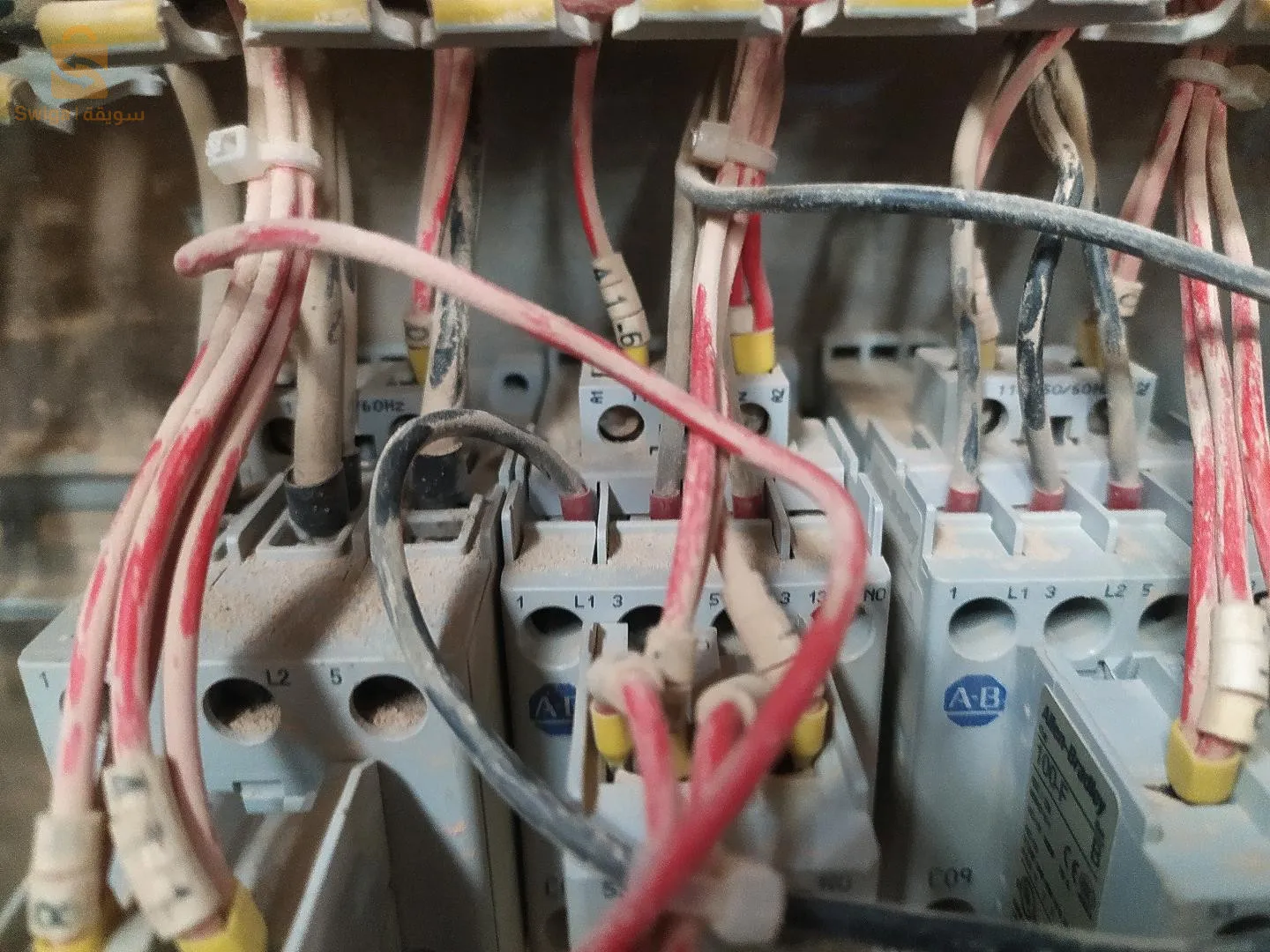 كهربائي في مجال  الكهرباء الصناعية