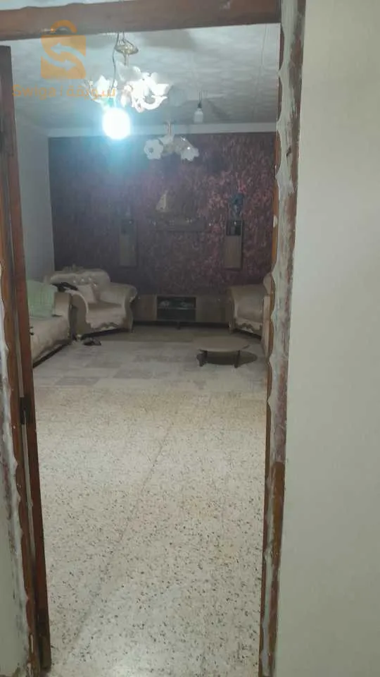 منزل للبيع بجانبثانوية النعمان بن بشير الشريعة مساحتها 170متر جميع المرافق قريبة ثانوية متوسطة ابدائية مسجد البلاد قريبة 
يتكون المنزل من 
3غرف نوم
مطبخ
صالة 
هول 
حوش خ
دوش ومرحاض
دوش داخل الغرفة