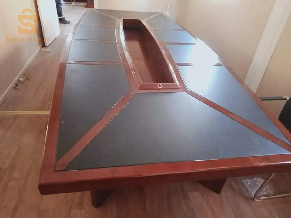 bureau est chaise disponible