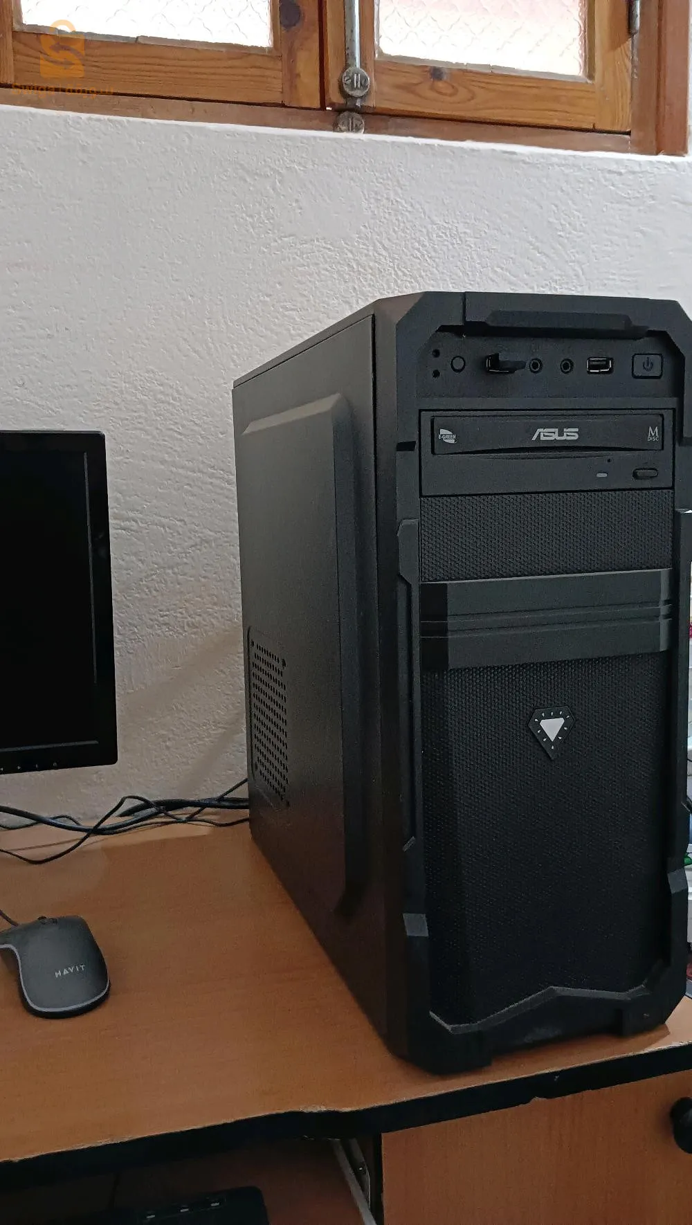 ميكرو طابلة. مع شاشة ومستلزمات