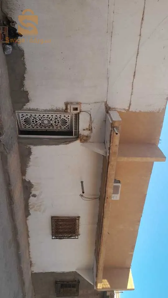 منزل للبيع بجانبثانوية النعمان بن بشير الشريعة مساحتها 170متر جميع المرافق قريبة ثانوية متوسطة ابدائية مسجد البلاد قريبة 
يتكون المنزل من 
3غرف نوم
مطبخ
صالة 
هول 
حوش خ
دوش ومرحاض
دوش داخل الغرفة