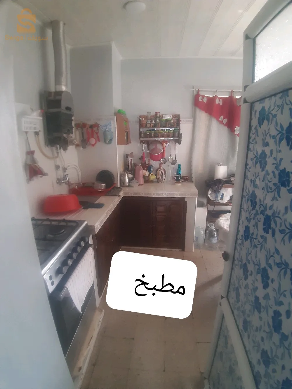 شقة طابق 4 و اخير  منظر رائع يطل على المدينة و البحر و الميناء  جورة ممتازة  توفى كل ملتزمات  المعيشة  و 
Parking امام العمارة