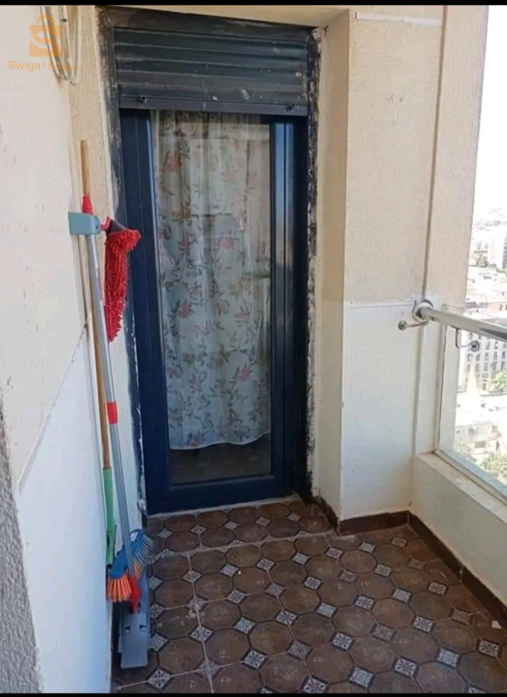 n appartement à  vendre dans une résidence sécurisée avec  3 ascenseurs surveillée h24 dans un endroit près de toute commodités située sur boulevard mekki Khalifa rond point cherfaoui ,l'appartement  est  composé de 4 chambres chacune est climatisée avec radiateur  ,la cuisine semi équipée,la chambre parentale  est avec salle de bain .pour plus d'information veuillez  appeller au 0798461432