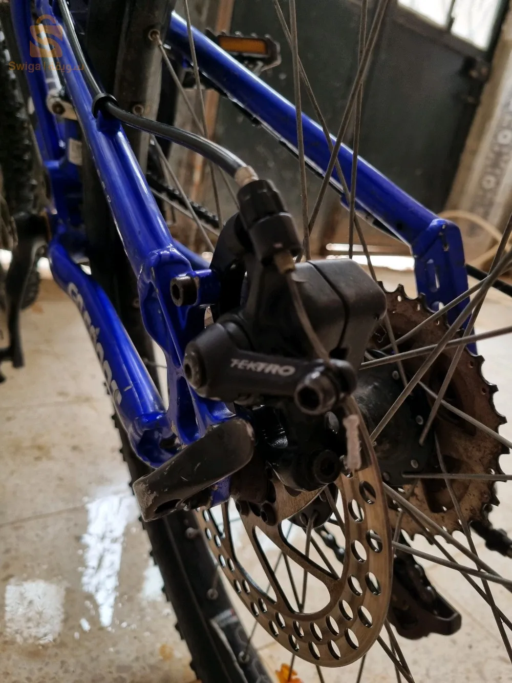 vélo de montagne 
marque scraper 
tt est d'origine 
avec une double suspension 
et frêne disque 
des pneus Michelin 
vitesse 9/3 chimano 
nmr: 0781682599