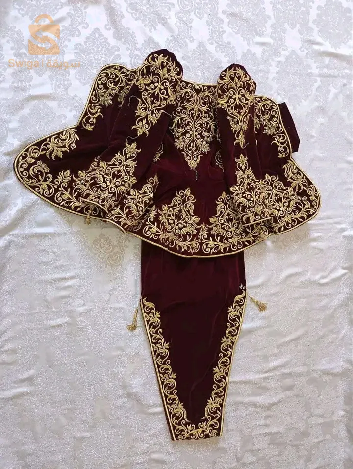كيما وعدتكم نوفي بوعدي 💍🥀
اذا مدرتيش هدا في تصديرتك غير مكلاه تقوليلهم موتو 🤭🤭😂
كراكو مودال لي راهو داير حالة 
شعرة حرة وعقاش حر مخيط خيط وبرا 
قماش كاين 4 انواع 
قطيفة جبوناز وستان وكراب سعر 3ملاين وتوصيل مجاني 
قطيفة المون 38000دج وتوصيل مجاني 
الالوان 
نواغ وقرونة وغوز فوشيا وبلو غوا وبلونوي وباج غوزي واحمر واخضر وفاغ دو وبلو بترولي
