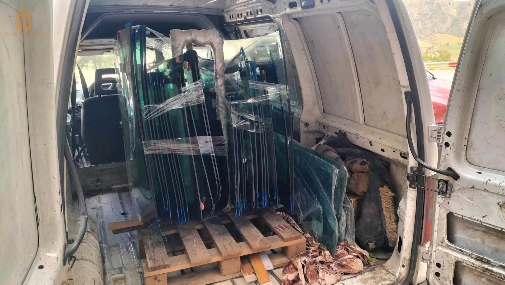 بيع وتركيب جميع انواع زجاج السيارات والشاحنات. 0555141259