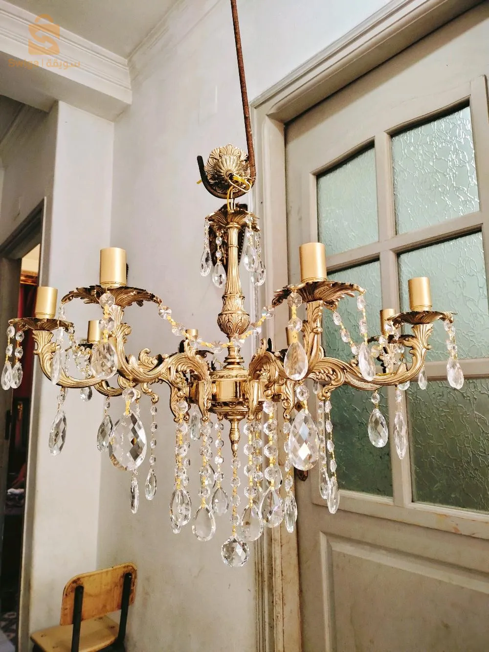 une paire lustres en bronze et cristale du 8 lampes avec les appliques