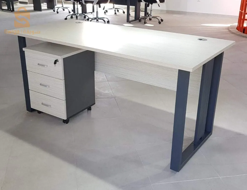 bureau est chaise disponible