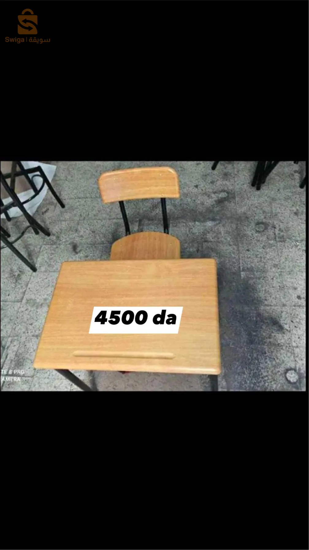 bureaux et tables avec chaises