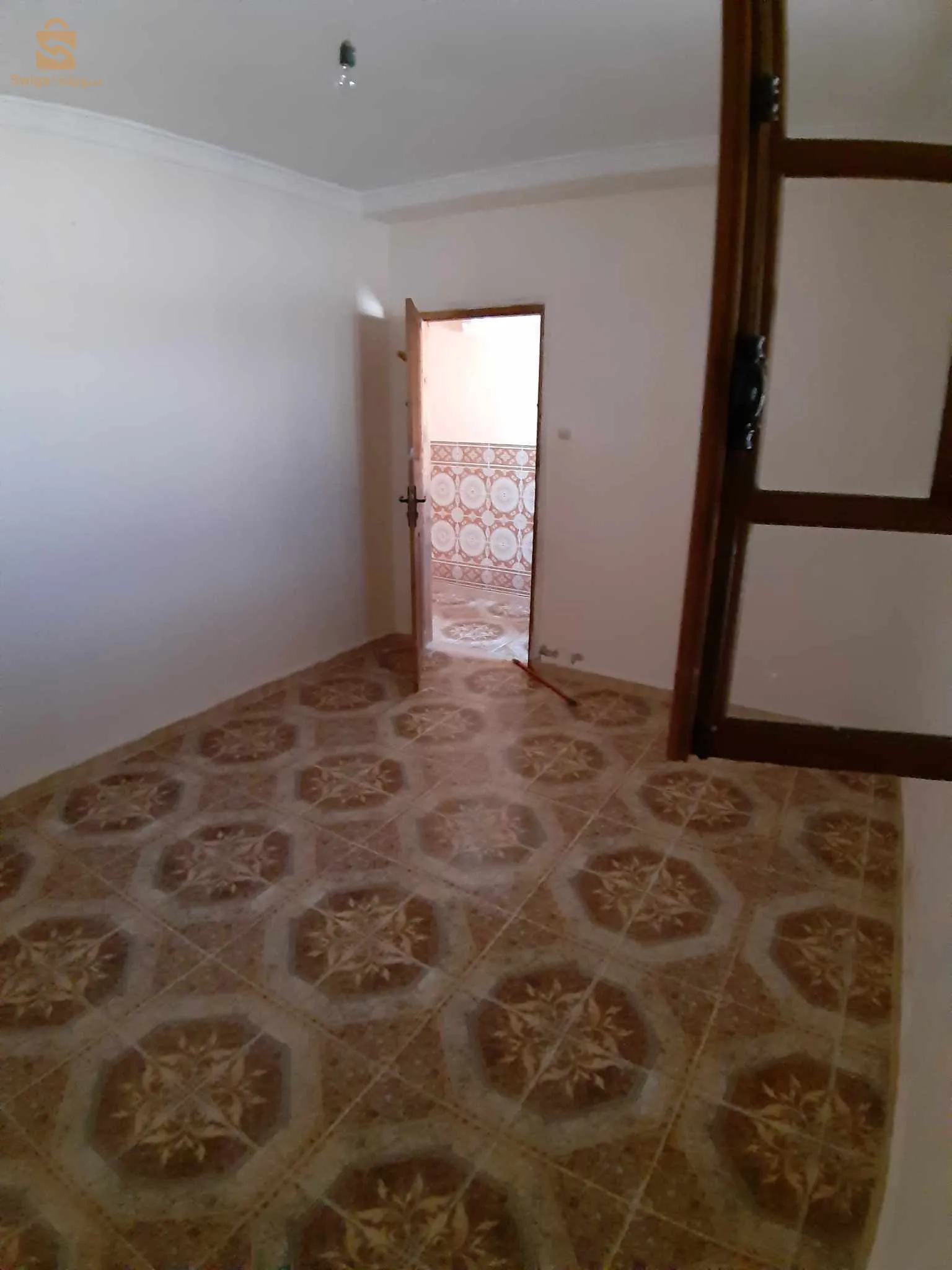 غرفتين و مطبخ و حوش و دوش  و سطح بمساحة 90m ² موجودة بوهران ب عين البيضاء و للبيع