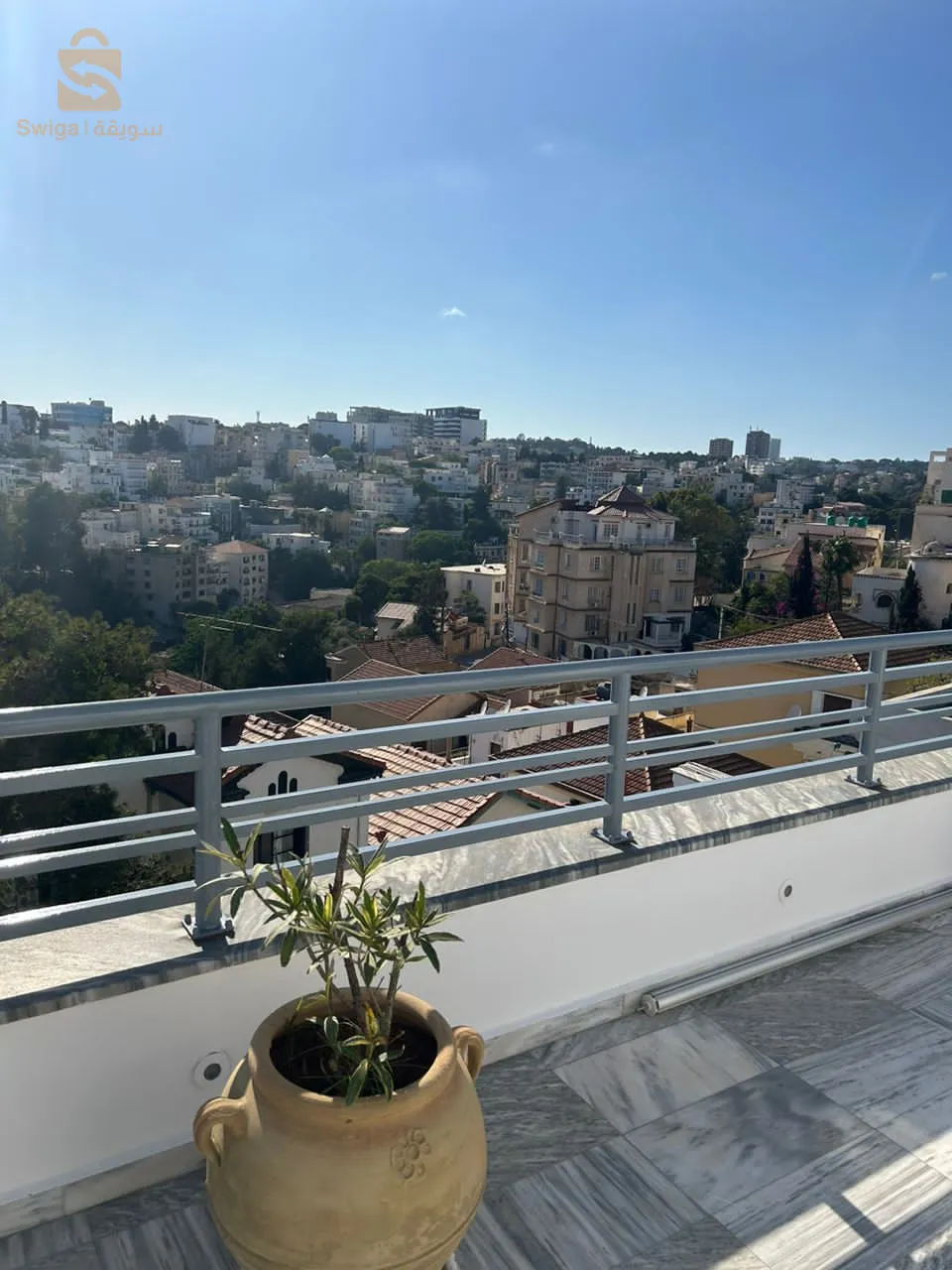 location de moderne meublé avec deux terrasses