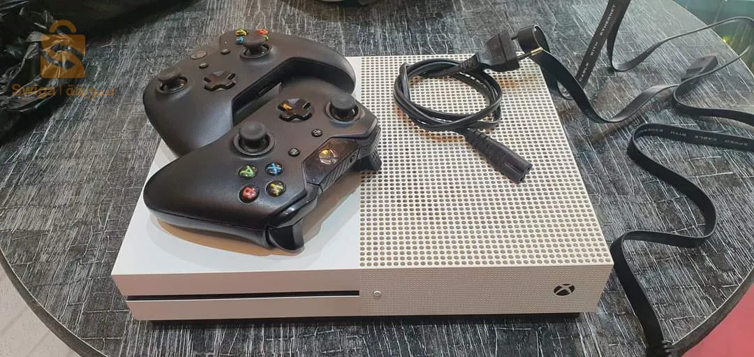Xbox one s bon état+ 3 manette+ 6moi game pass 🔥🔥