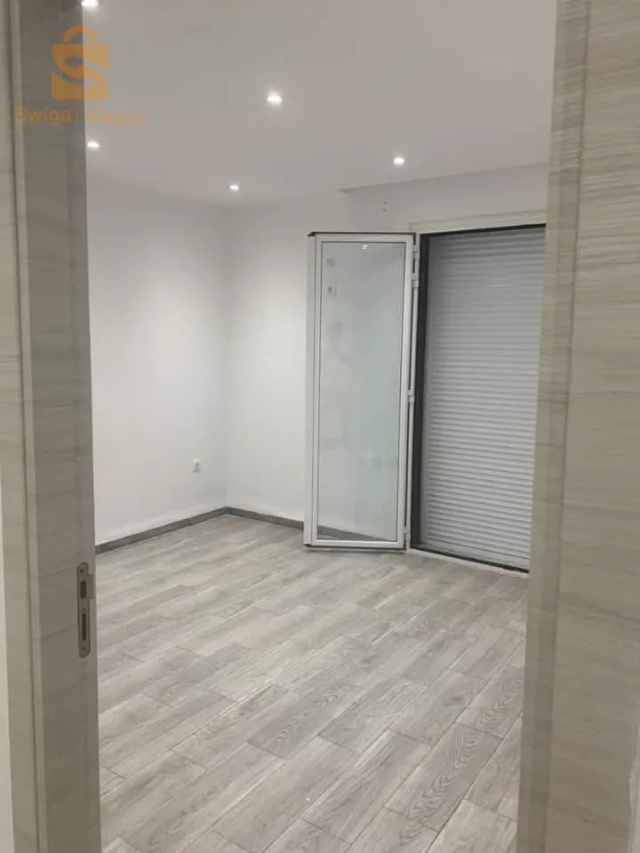 Loue f4 en 3éme étage a sebala (résidence azalia) superficie 130 m2 .cuisine équipée 
Box .chauffage central 
Prix : 9u/mois