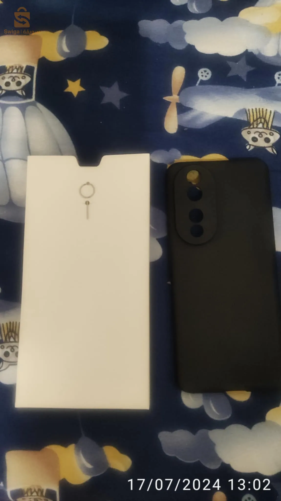 Le Honor 90 est un smartphone haut de gamme qui a été dévoilé en mars dernier. Il est équipé d'un écran AMOLED de 6,7 pouces avec un taux de rafraîchissement de 120 Hz, d'un processeur Qualcomm Snapdragon 8 Gen 1 Accelerated Edition, de 8 Go ou 12 Go de RAM, de 128 Go ou 256 Go de stockage interne, d'une caméra principale de 200 MP, d'une caméra ultra-large de 12 MP, d'une caméra macro de 2 MP et d'une caméra portrait de 50 MP, le tout tournant sur du Android 13. Il dispose également d'une batterie de 4900 mAh avec une SuperCharge de 66 W. Il est disponible en 3 coloris (Diamond silver, Midnight black ou Emerald green).