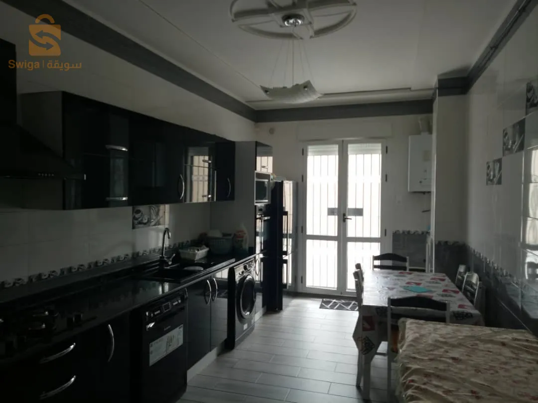 10 locataire. 
2 par palier 
278m carré.  Rideau  électrique tt l maison. 2 cour et 4 pièce chopo oran