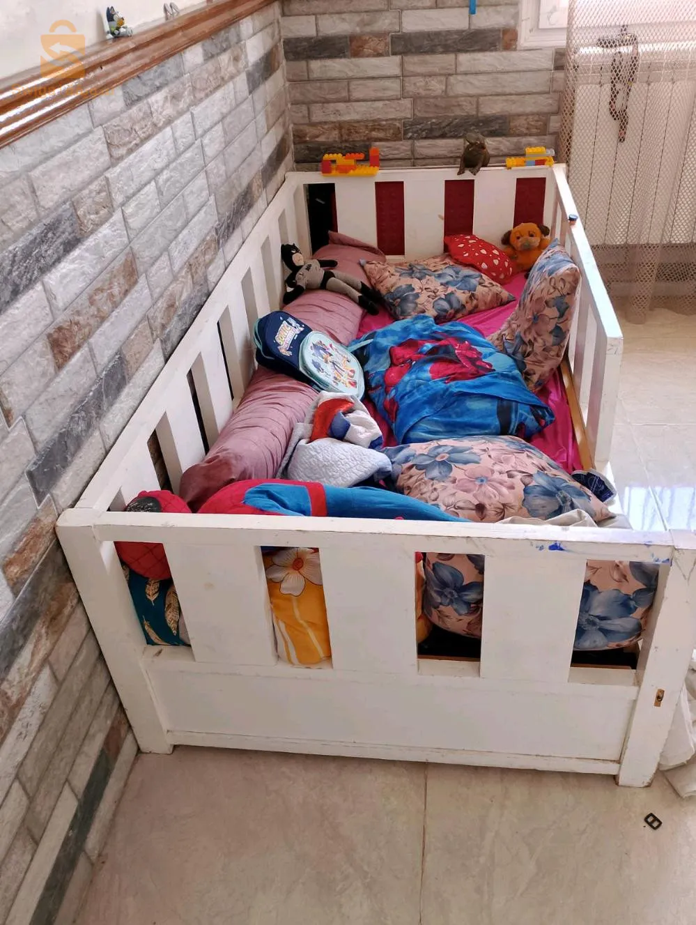 lit cabane avec armoire