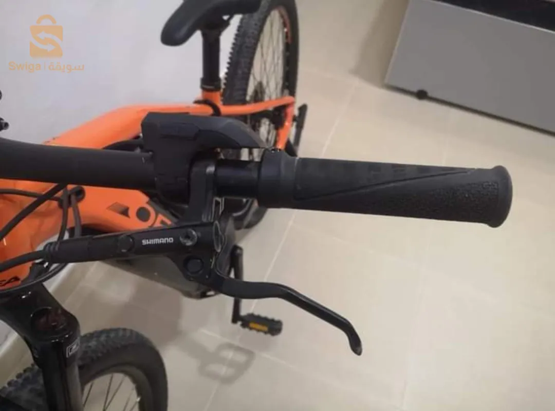 السلام عليكم كاين vélo électrique حاجة شابة نقية مشاء الله بيها بشارجار تاعها 2 AH