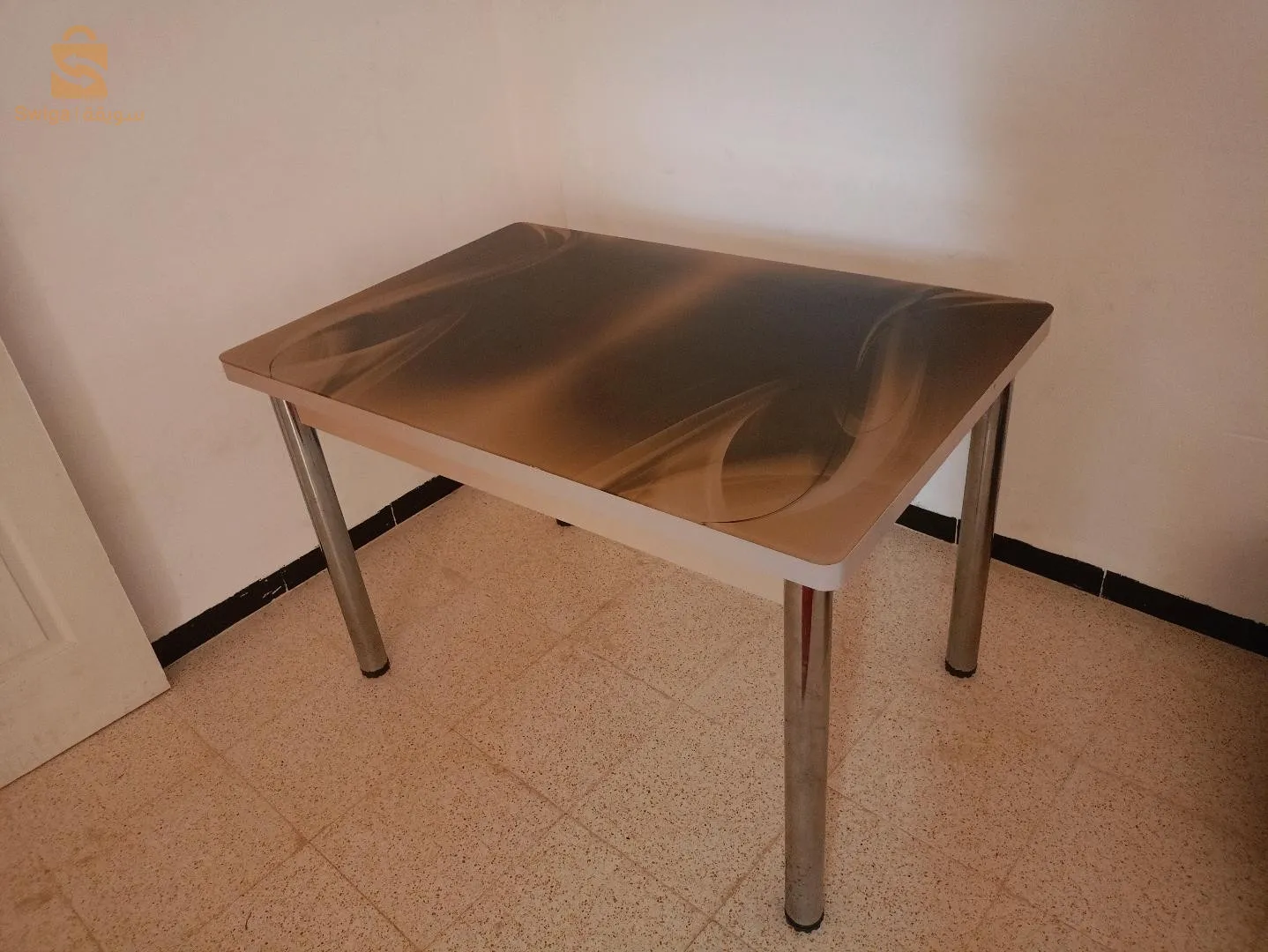 طاولة زجاجية