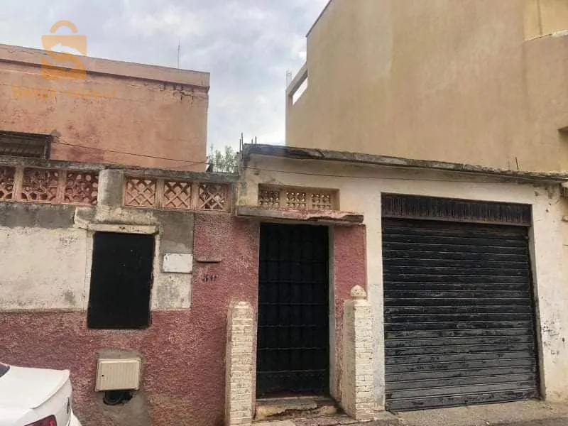 المساحة الكلية 450 المبنية 180 الواجهة 30 تحتوي على جميع الوثائق قابلة للهدم