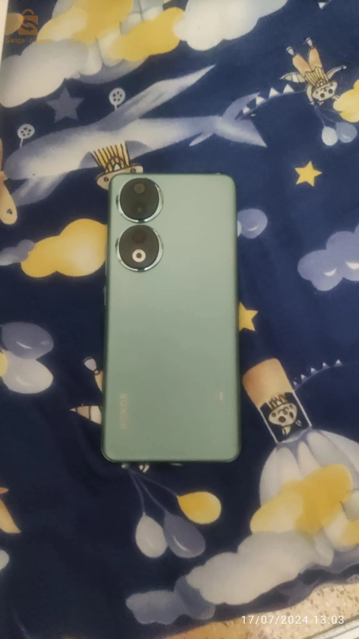 Le Honor 90 est un smartphone haut de gamme qui a été dévoilé en mars dernier. Il est équipé d'un écran AMOLED de 6,7 pouces avec un taux de rafraîchissement de 120 Hz, d'un processeur Qualcomm Snapdragon 8 Gen 1 Accelerated Edition, de 8 Go ou 12 Go de RAM, de 128 Go ou 256 Go de stockage interne, d'une caméra principale de 200 MP, d'une caméra ultra-large de 12 MP, d'une caméra macro de 2 MP et d'une caméra portrait de 50 MP, le tout tournant sur du Android 13. Il dispose également d'une batterie de 4900 mAh avec une SuperCharge de 66 W. Il est disponible en 3 coloris (Diamond silver, Midnight black ou Emerald green).