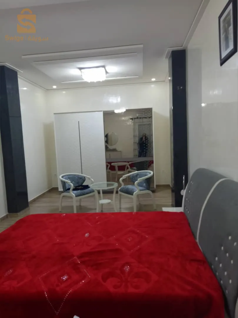 10 locataire. 
2 par palier 
278m carré.  Rideau  électrique tt l maison. 2 cour et 4 pièce chopo oran