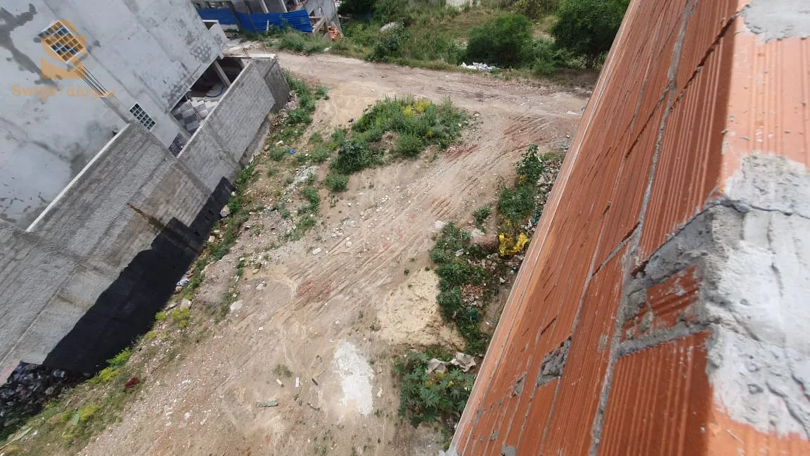 terrain à vendre à annaba à côté  de la mère la caroube à côté des villas endroit calme et intéressant devant toutes les plages dannaba