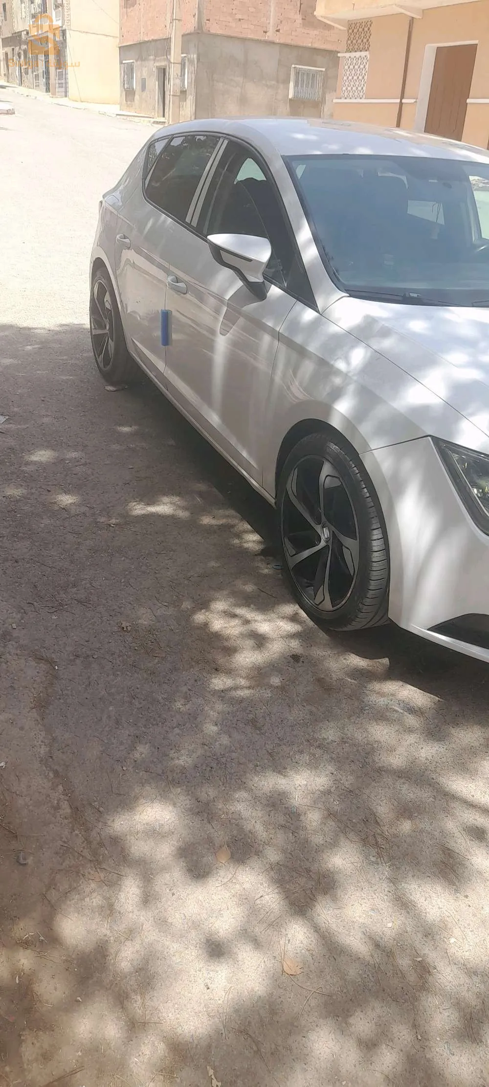 je mets en vente une seat leon année 2014 moteur neuf suspension 10/10 série pneus neuf par 18 pouces climatisation marche état 20/10 num 0770 41 40 53